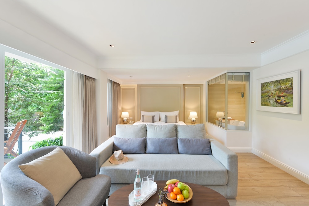 Pool Access Suite Room with Living area and Balcony