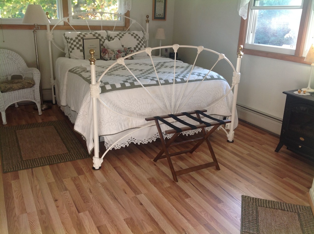 Room, Private Bathroom (Gracie's Garden Room) photo 3