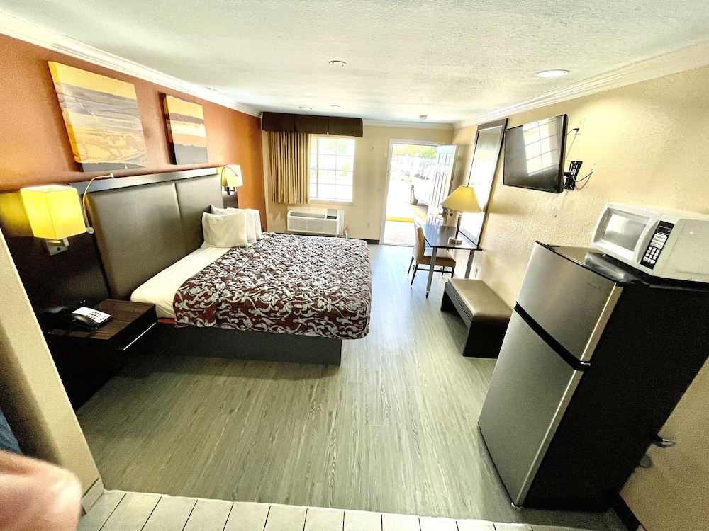 Standard Suite, 1 King Bed, Non Smoking, Jetted Tub photo 1