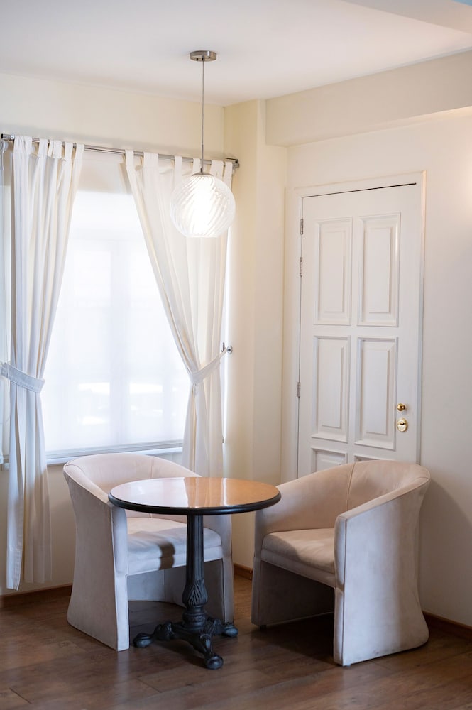 Deluxe Suite - Photo 3
