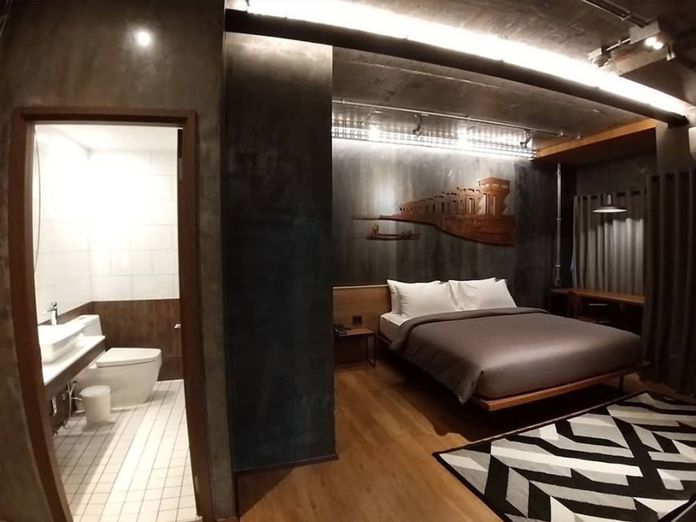Urban King Bed - Photo 5