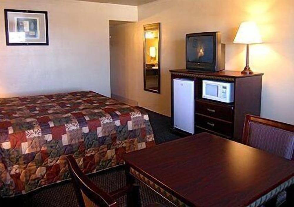 Standard Room, 1 King Bed, Non Smoking - Photo 6