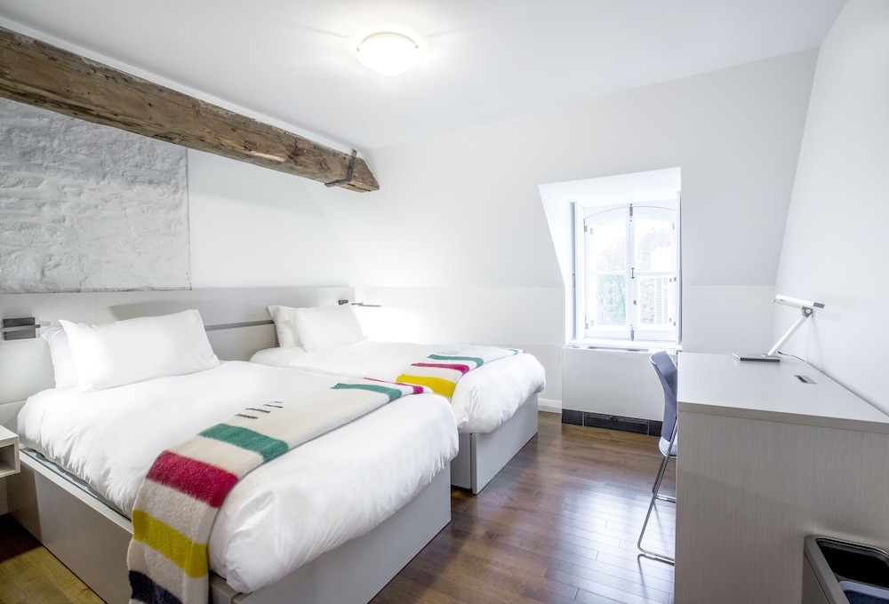 Contemporary Room, 2 Single Beds photo 1