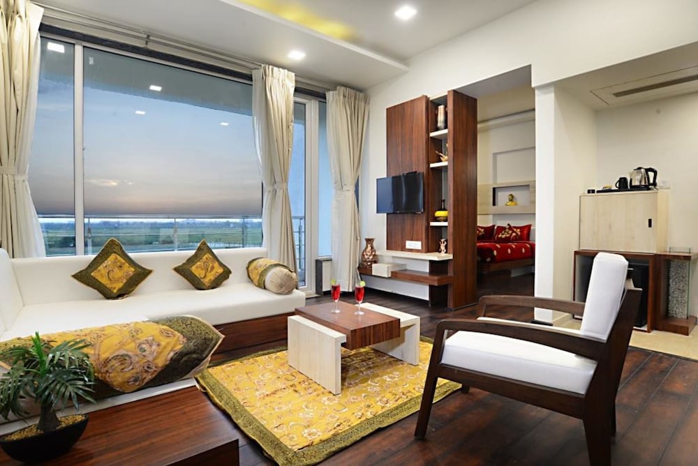 Suite, 1 King Bed, Non Smoking photo 1