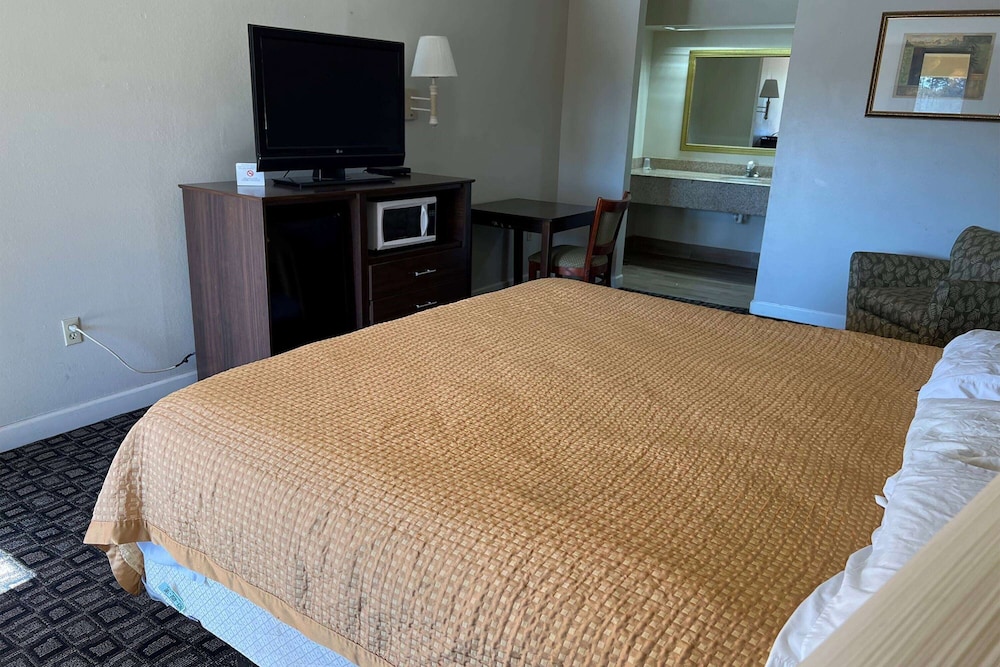 Days Inn & Suites by Wyndham Brewton