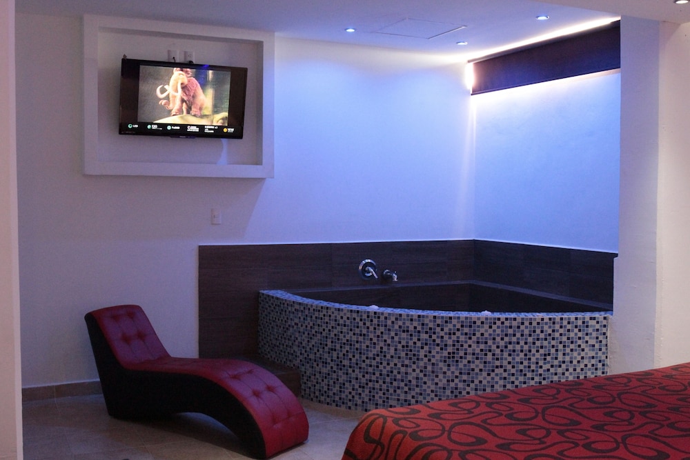 Romantic Suite, 1 King Bed, Hot Tub photo 2