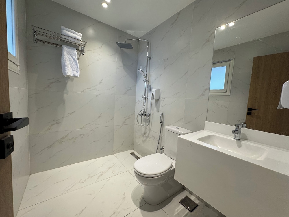 Executive Room thumbnail 6