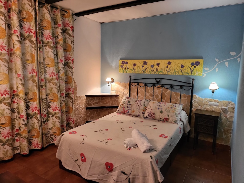 Standard Room, 1 Queen Bed photo 3