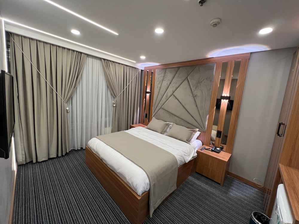 Standard Room, 1 Queen Bed, City View photo 3