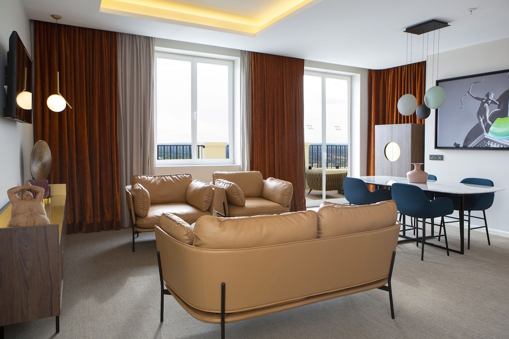Presidential Suite Package thumbnail 6