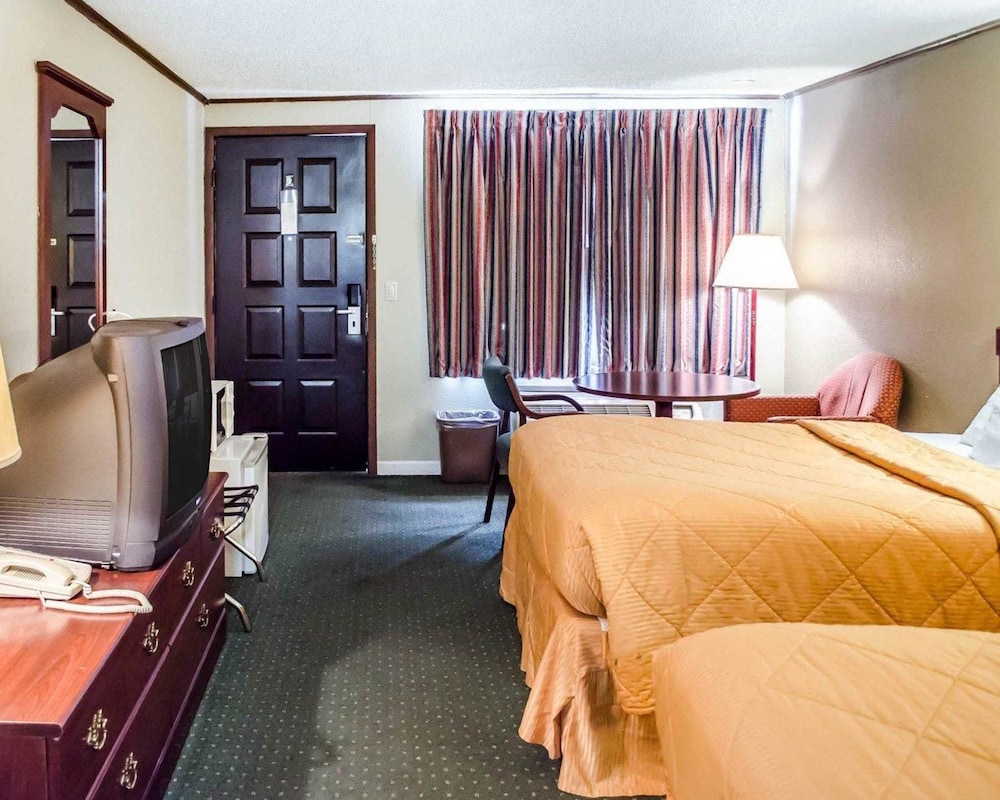 Standard Room, 2 Double Beds, Smoking - Photo 2