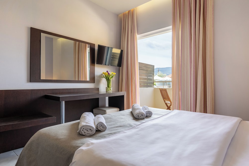 Standard Room with Pool View - Photo 2