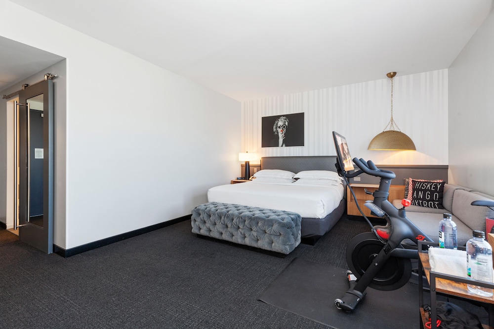 Room, 1 King Bed, Corner (w/ Peloton Bike) - Photo 2