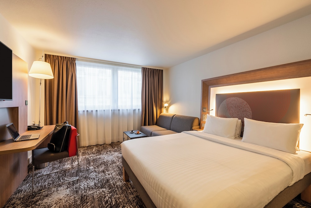 Executive Room, 1 Queen Bed with Sofa bed - Photo 1