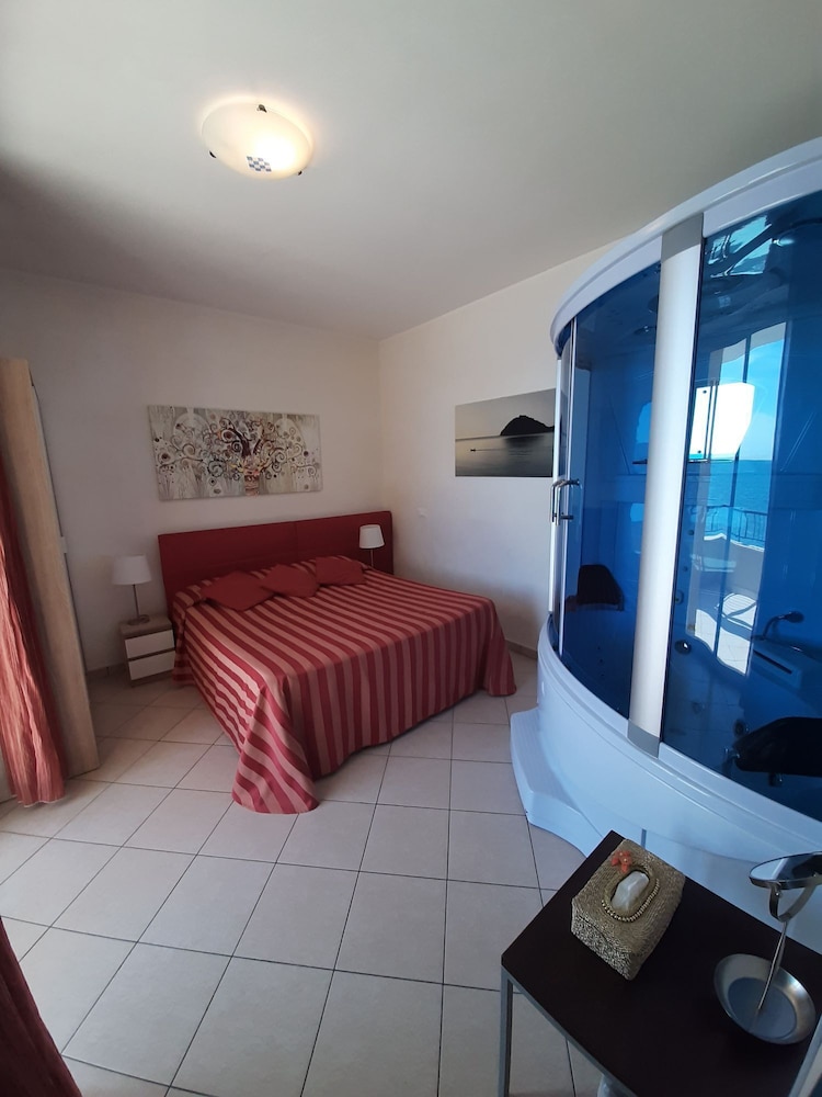 Deluxe Apartment, Sea View, Poolside photo 2