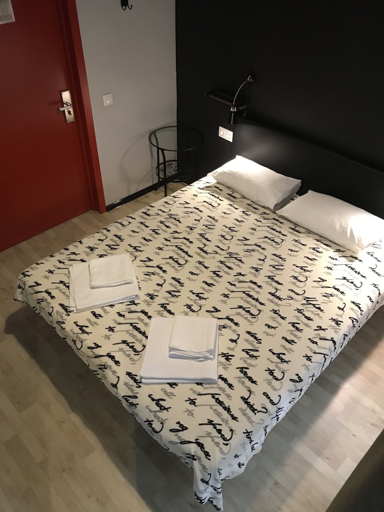 Basic Double Room, 1 Queen Bed, Private Bathroom photo 1