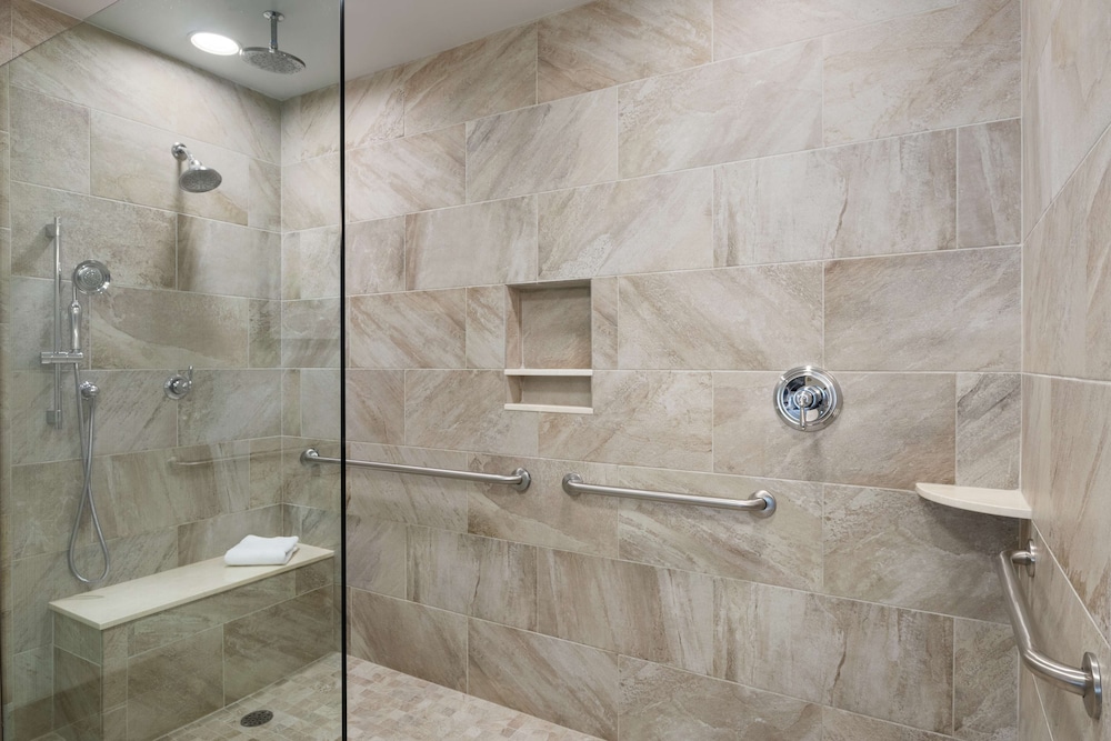 Suite, 1 King Bed, Accessible, Private Bathroom photo 3