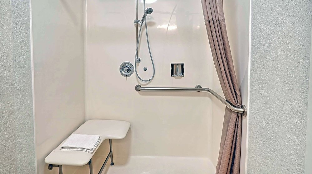 Standard Room, 1 King Bed, Non Smoking, Refrigerator - Photo 9