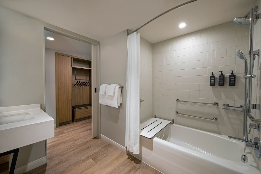 Club Room, 1 King Bed (Mobility Accessible, Tub)