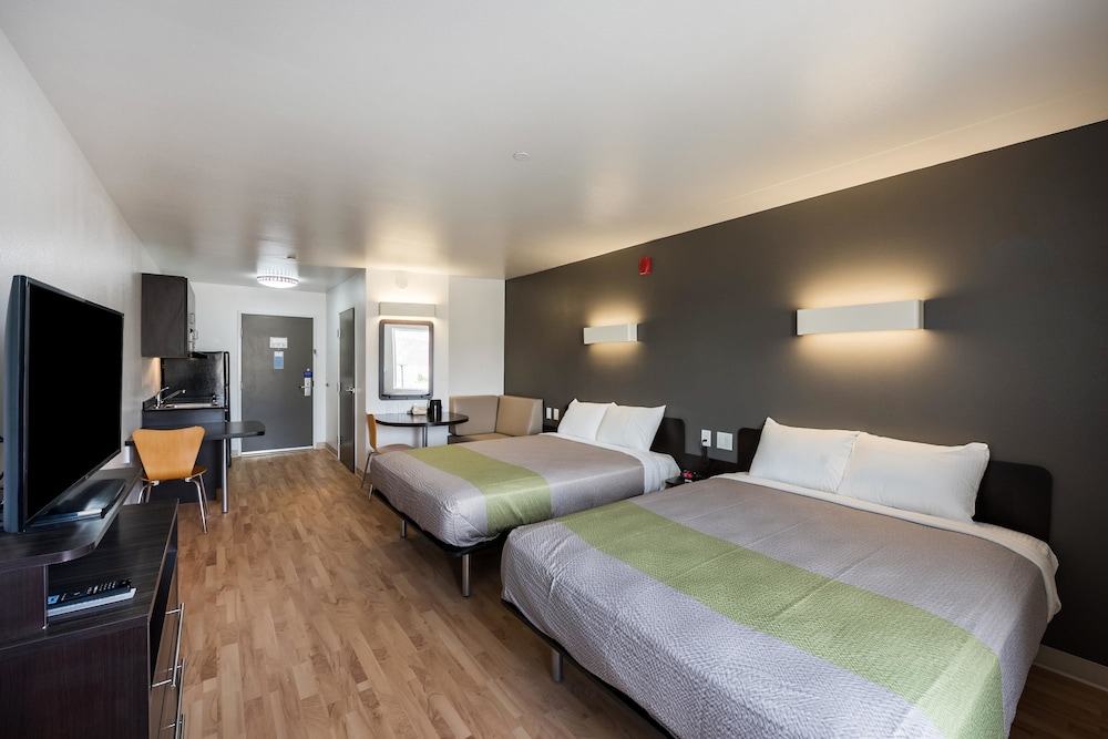 Deluxe Suite, 2 Queen Beds, Non Smoking, Kitchenette photo 3