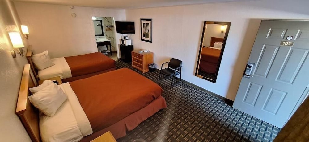 Room, 2 Queen Beds photo 2