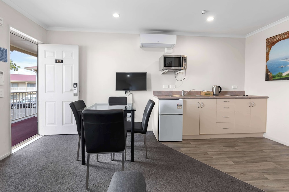 Deluxe Suite, 1 Queen Bed, Non Smoking, Kitchen