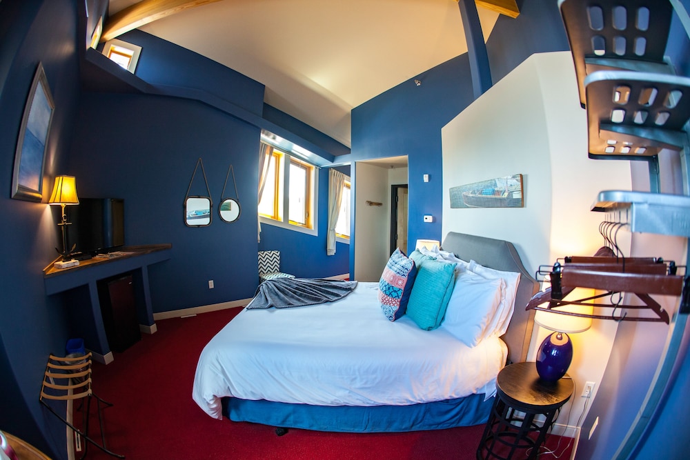 Design Studio Suite, 1 King Bed, Non Smoking (5 Captains Quarters) photo 2