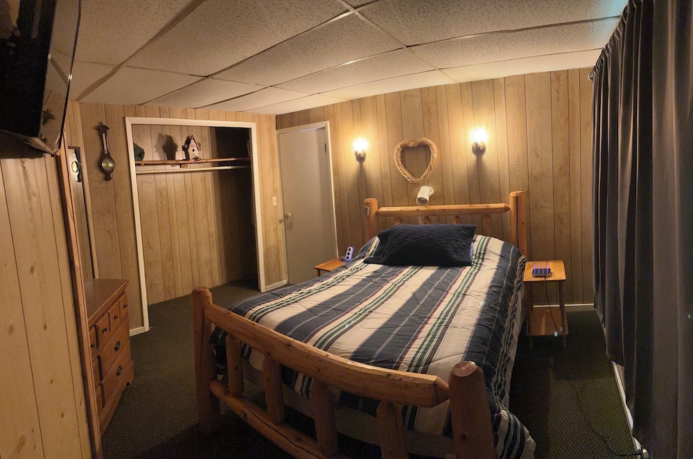 Deluxe Cabin, 2 Bedrooms, Kitchen (Cabin #3) photo 3