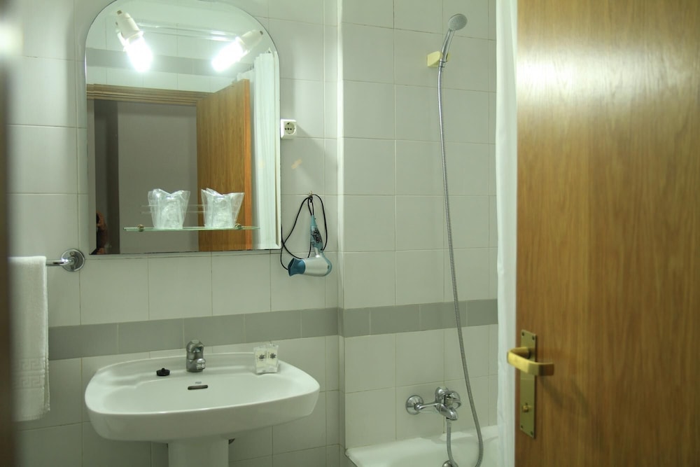 Twin Room (with Extra Bed) - Photo 2