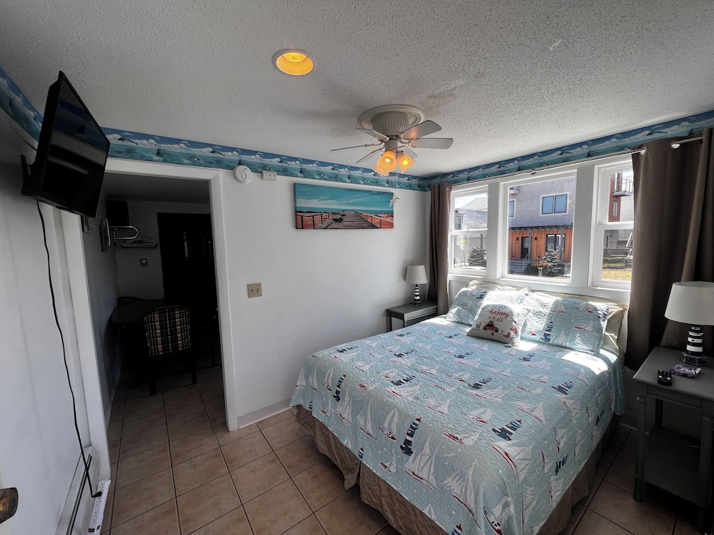 Queen Bed Full Kitchen (Steps Required) photo 1