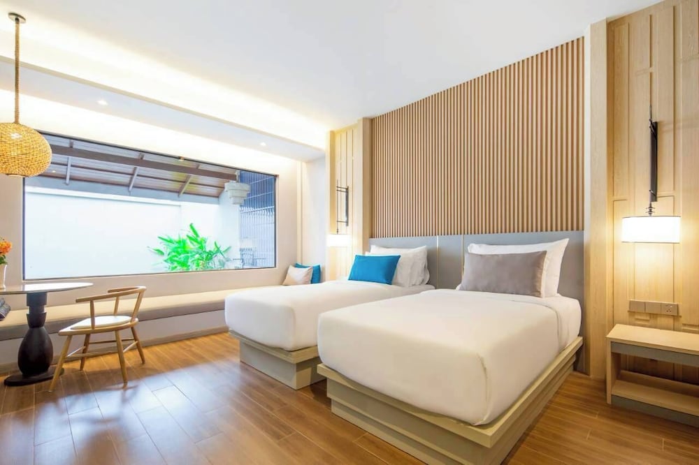 2-Bedroom Pool Suite - Photo 2