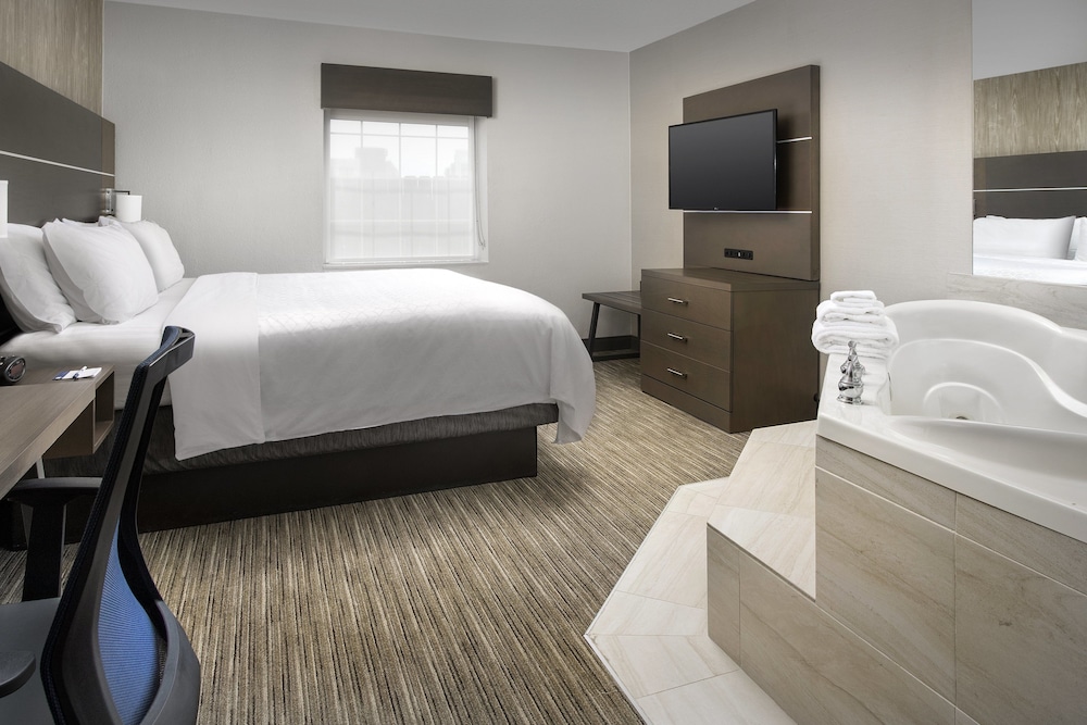 Room, 1 King Bed, Non Smoking (Whirlpool) - Photo 3