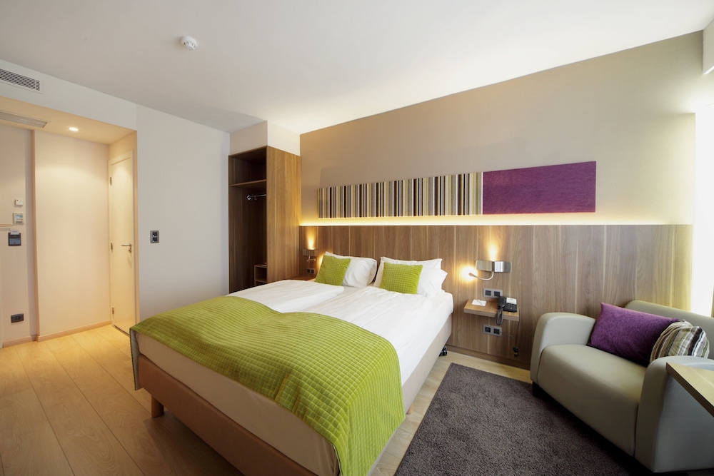 Room, 1 King Bed, Accessible (Wheelchair) thumbnail 5