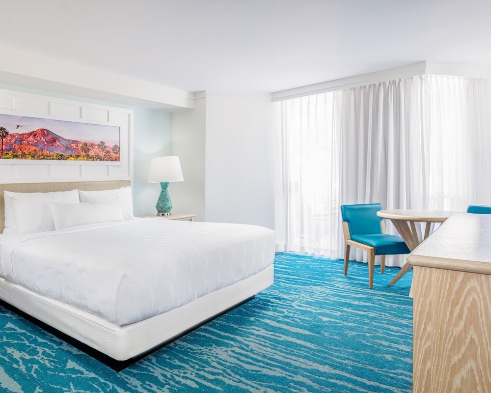 Deluxe Room, 1 King Bed photo 3