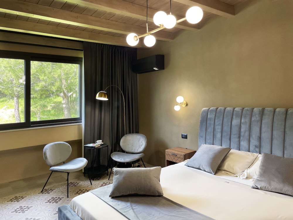 Comfort Room, Pool View