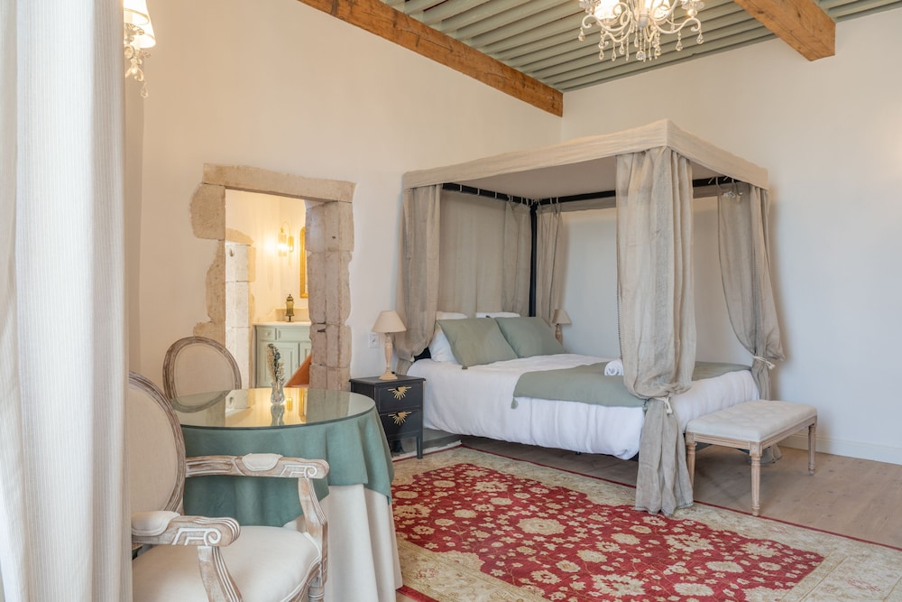 Romantic Double or Twin Room, Ensuite, Valley View photo 3