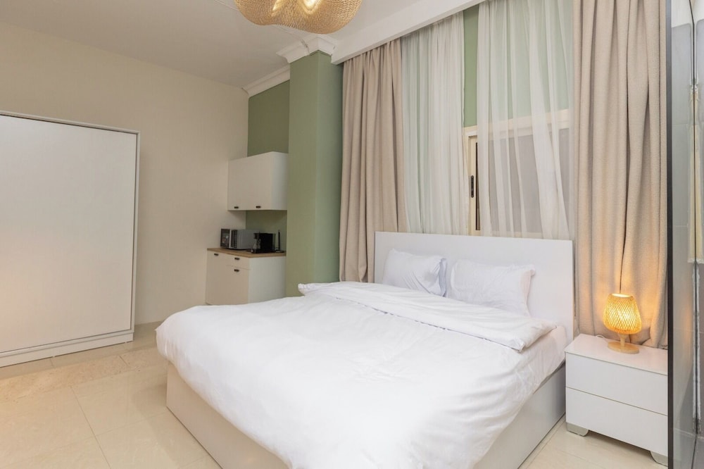Studio, 1 Queen Bed, Air conditioning photo 2