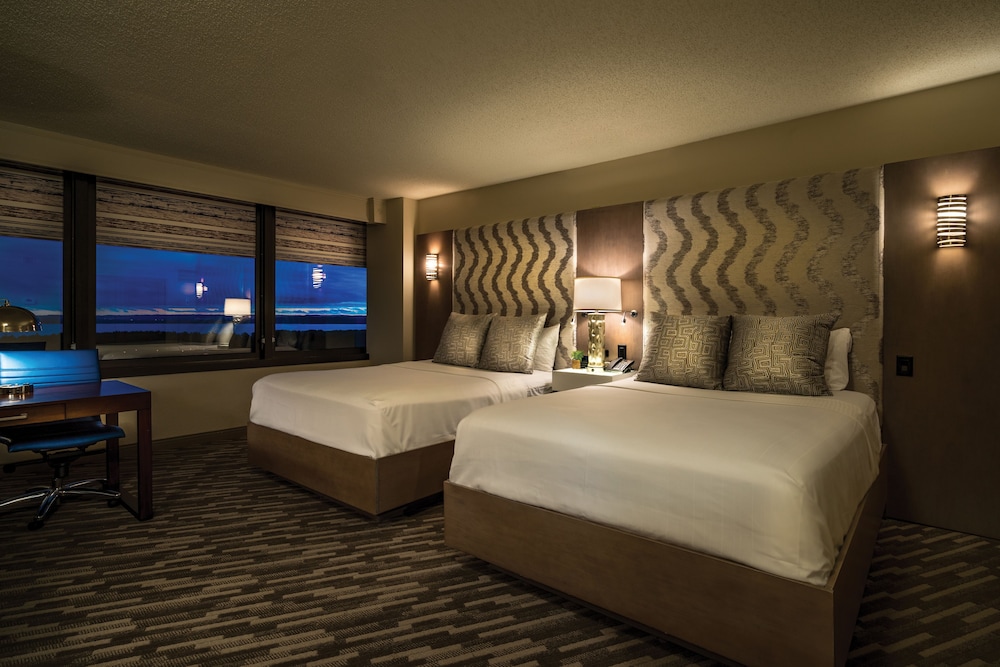 Deluxe Room, 2 Queen Beds, Bay View (Tower Deluxe Bay View Two Queen Beds) - Photo 1