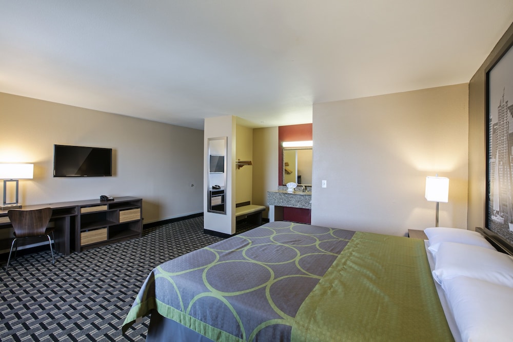 Standard Room, 1 King Bed, Non Smoking, Refrigerator & Microwave - Photo 3
