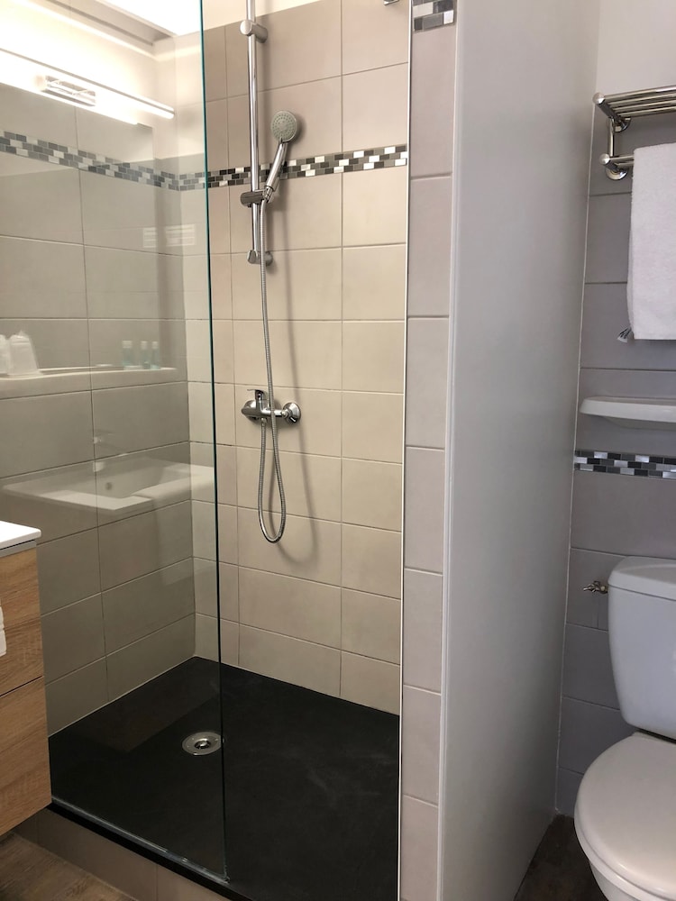 Comfort Connecting Quadruple Room - Photo 6