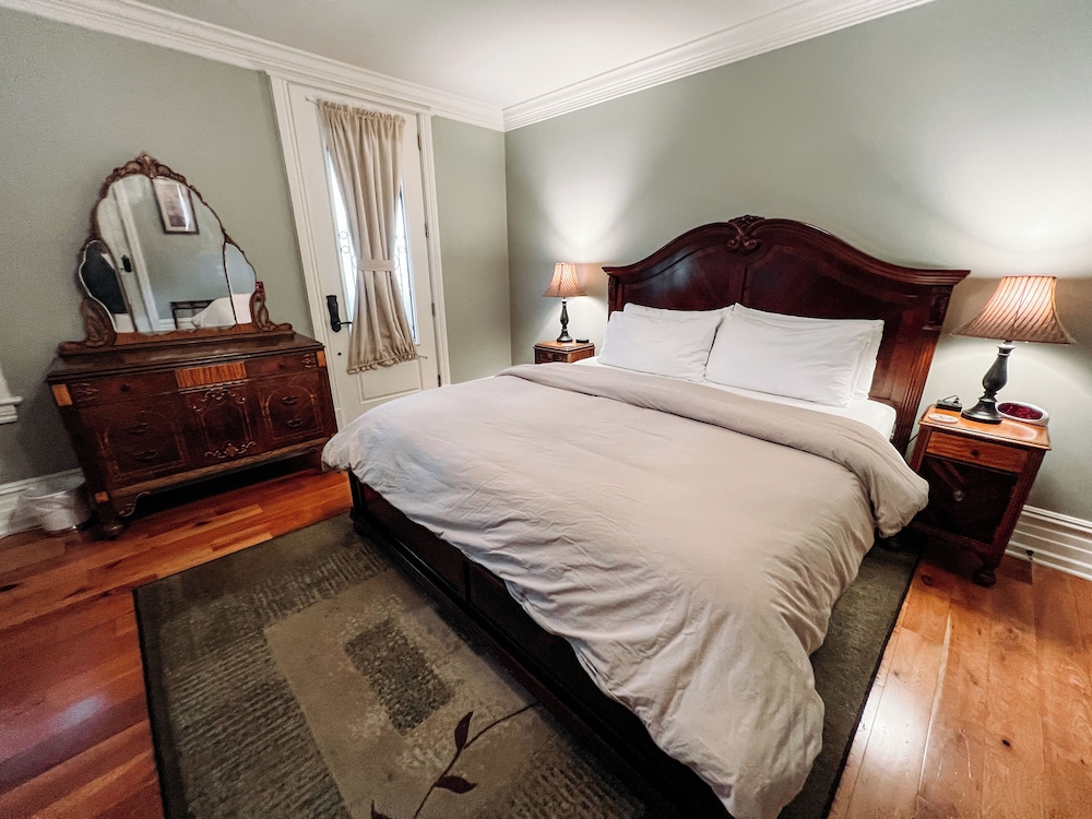 Standard Suite, 1 King Bed, Balcony photo 3