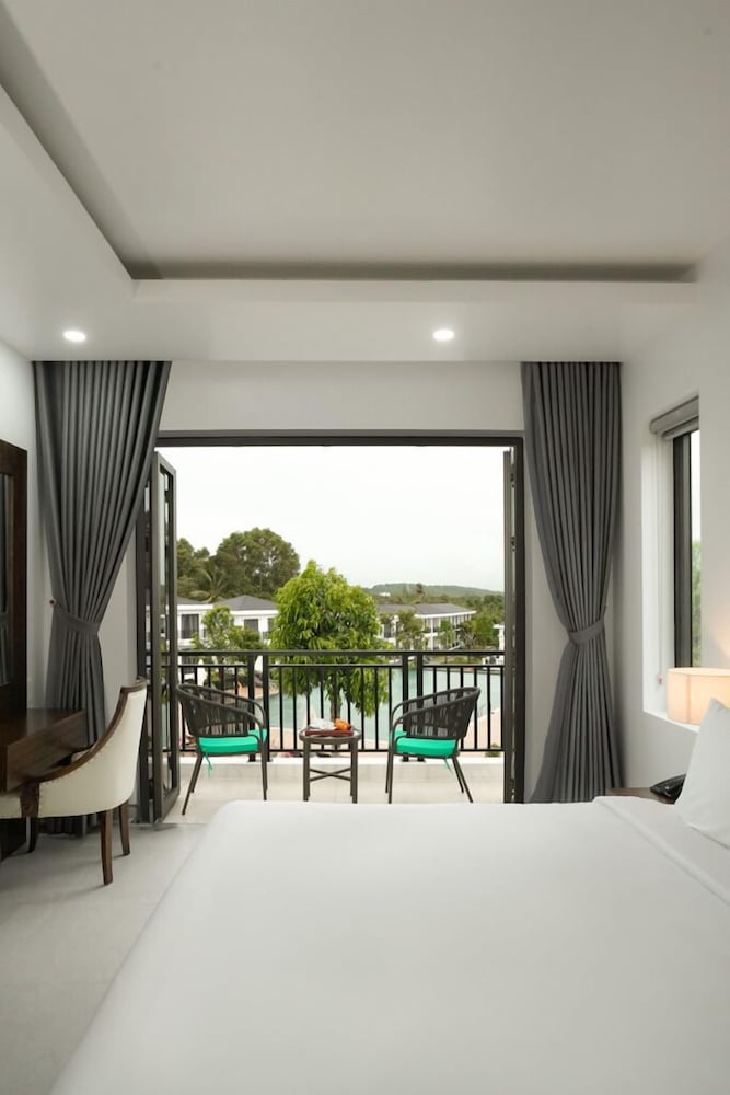 Premier Pool View - Photo 6