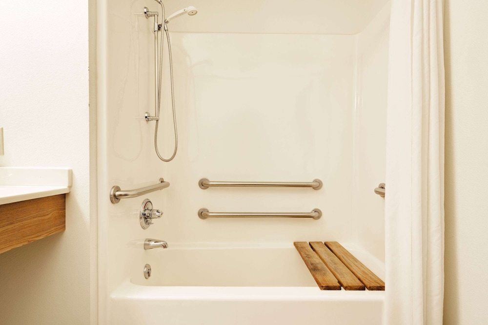 Room, 1 Queen Bed, Accessible, Non Smoking (Mobility, Bathtub w/Grab Bars) - Photo 3