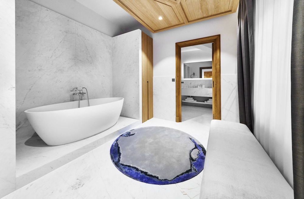 Deluxe Room - Photo 11