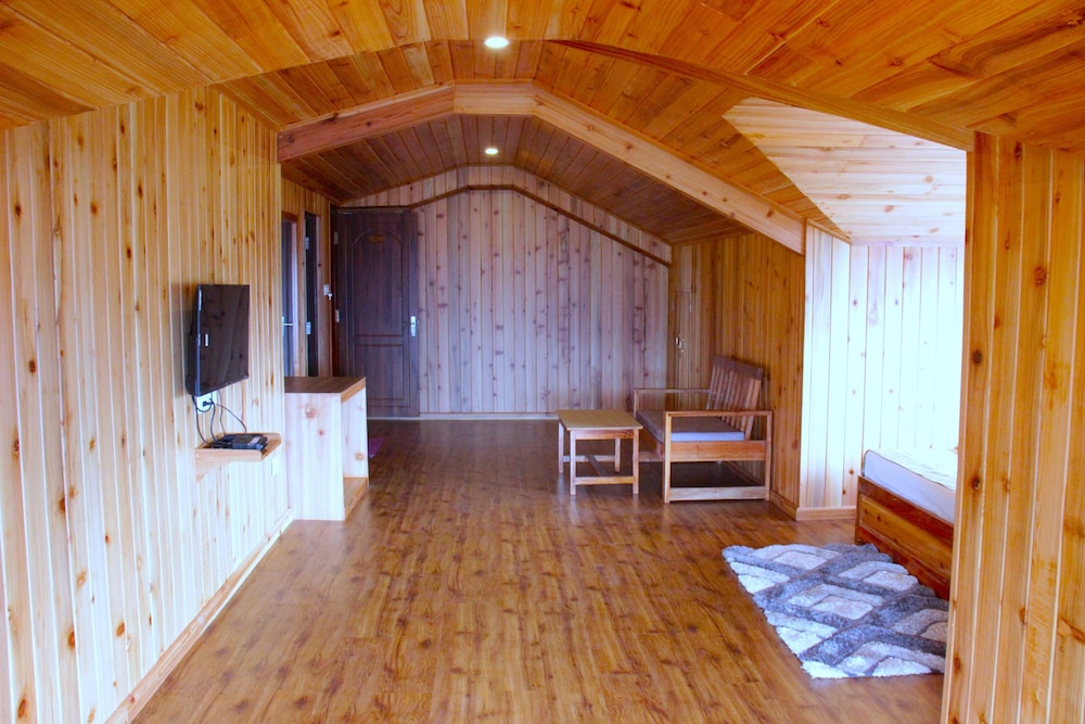 Suite Room - Photo 13