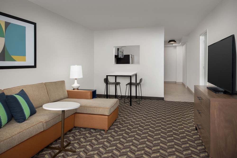 Suite, 1 Bedroom, Corner - Photo 1