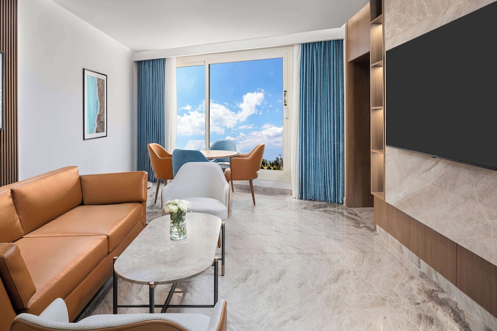 Junior Suite, 1 Queen Bed thumbnail 5