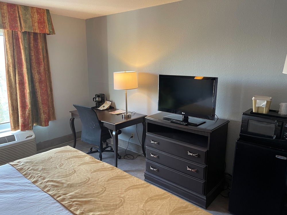 Standard Room, 1 King Bed, Accessible, Refrigerator & Microwave - Photo 2