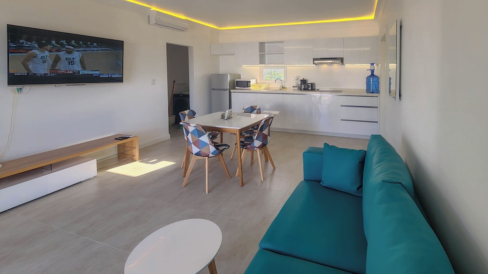 Premium Condo, 1 King Bed, Pool View