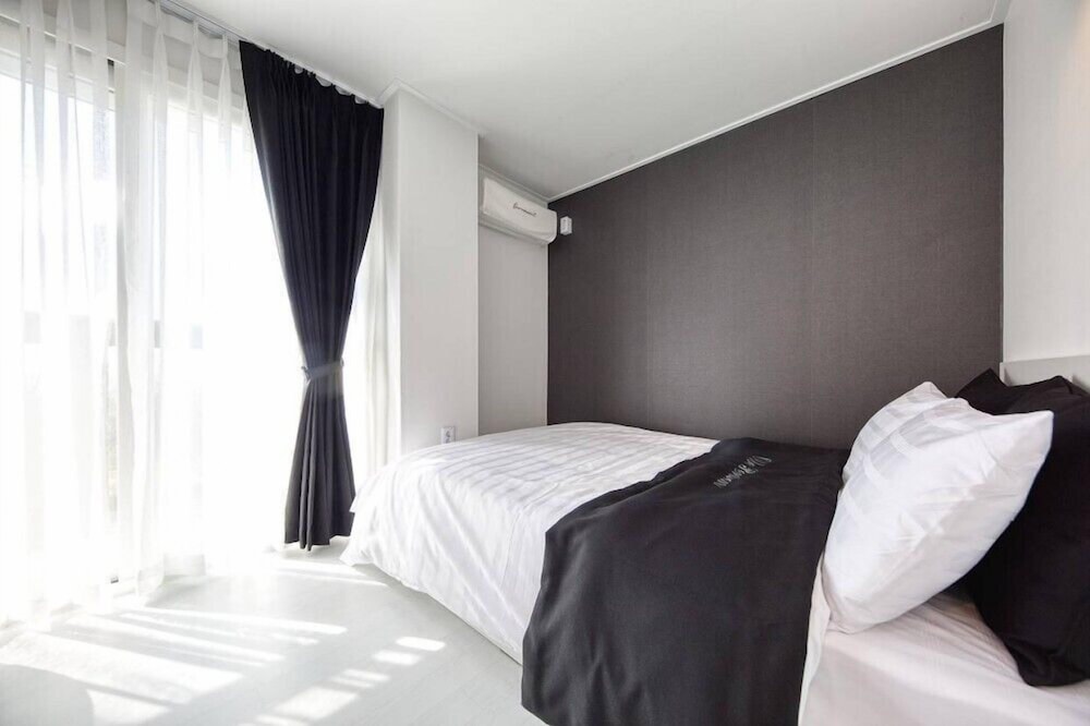 Room (Rosehill)